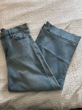 Light Wash wide Leg Jeans